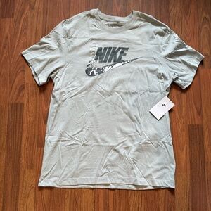Nike T-Shirt Size Large - NWT